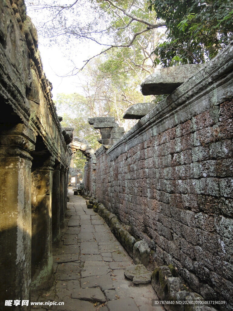 柬埔寨古老石巷 尽显历史韵味