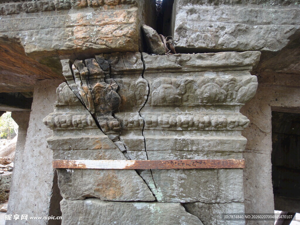 柬埔寨古老石柱现明显裂缝