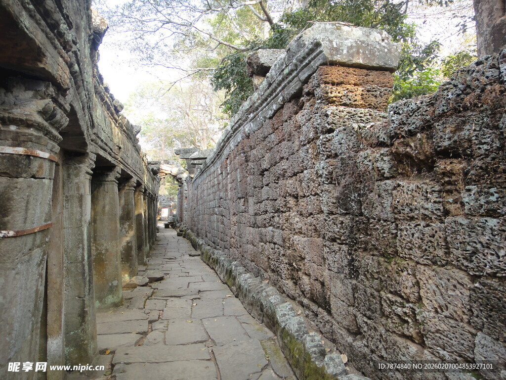 柬埔寨古老石墙小巷的静谧景致