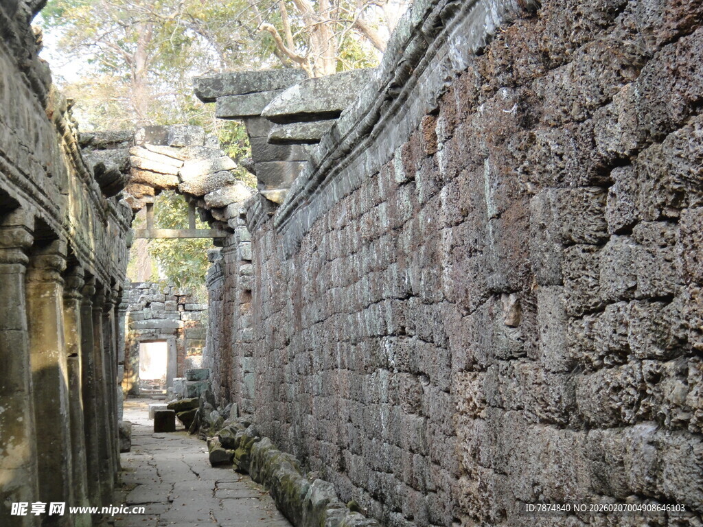 柬埔寨古老石墙间的幽僻小巷