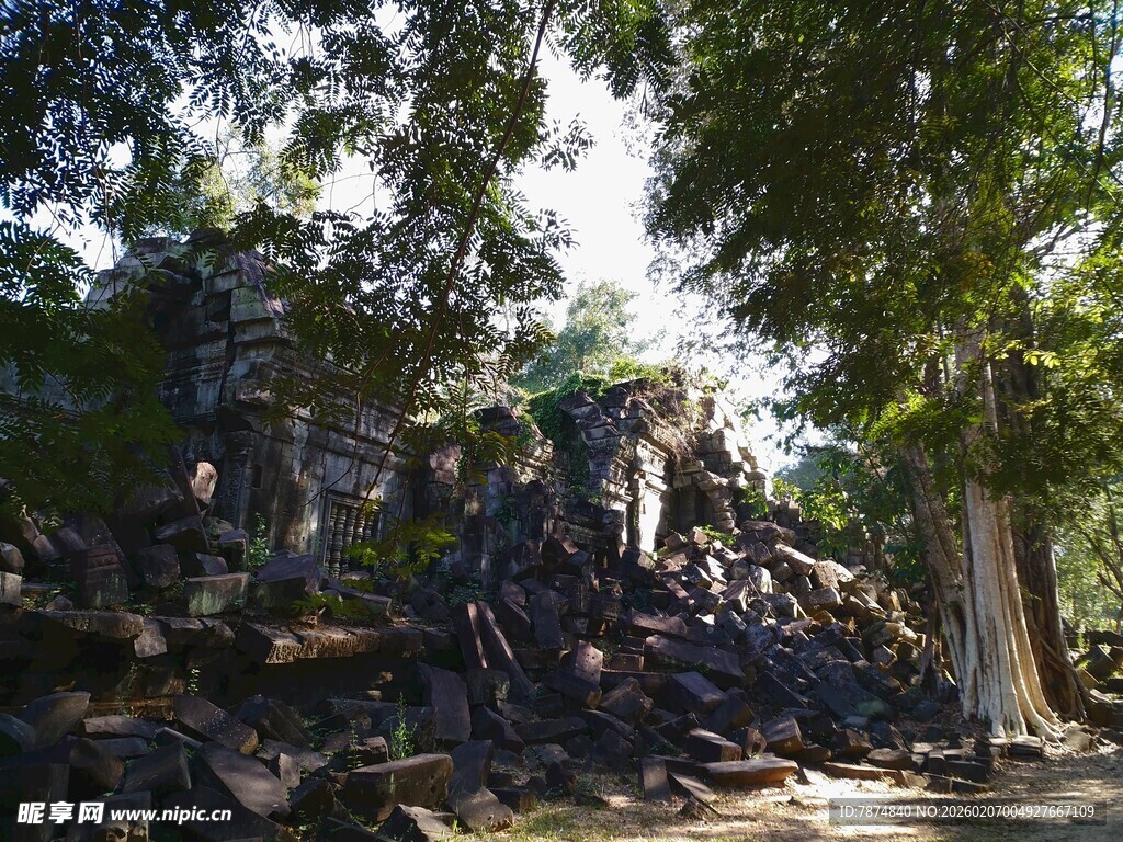 柬埔寨古老石堆与繁茂树木景观