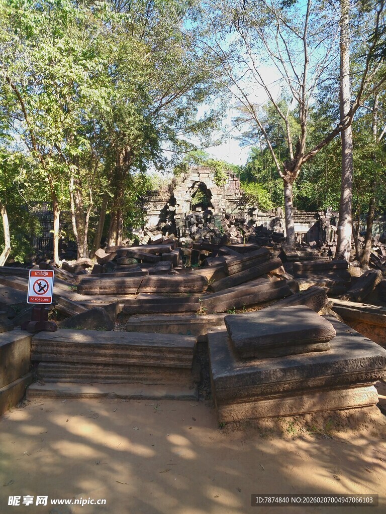 柬埔寨古老寺庙遗址的静谧景象