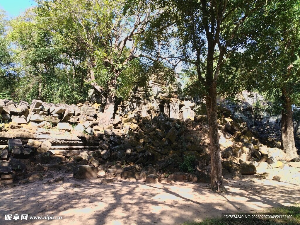 柬埔寨古老遗址中的斑驳石堆