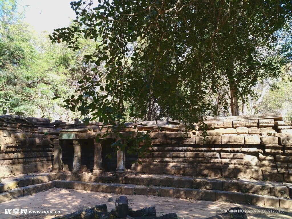 柬埔寨古老石砌建筑 绿荫环绕