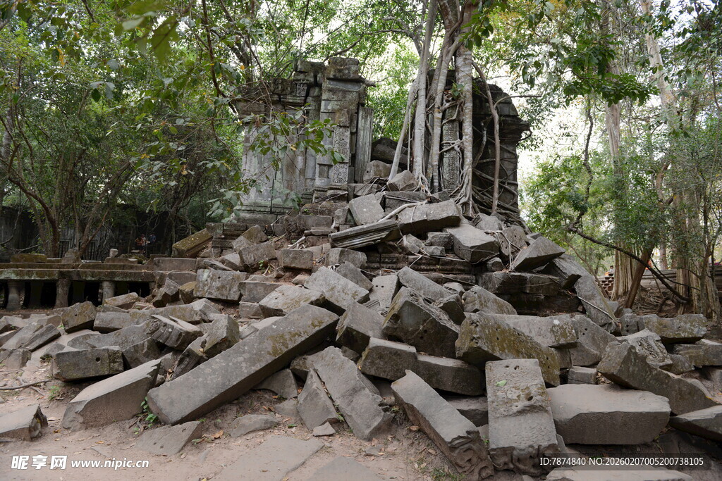 柬埔寨古老废墟中的神秘石堆遗迹