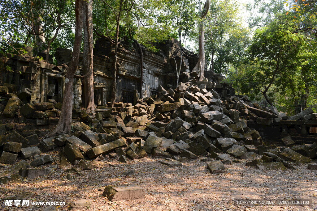 柬埔寨丛林中的古老废墟遗迹