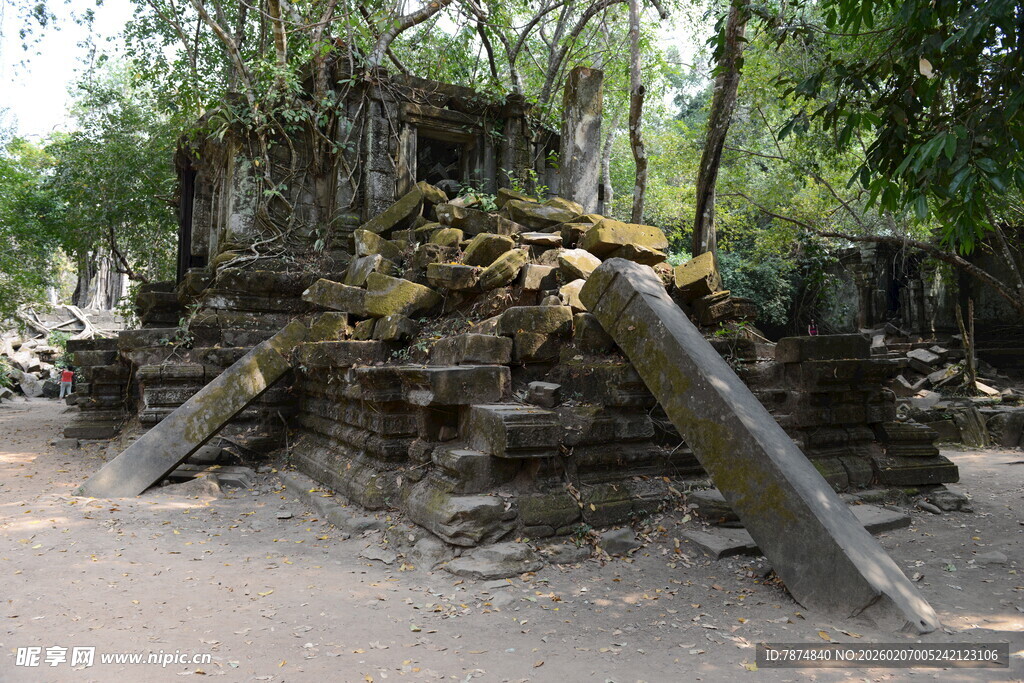 柬埔寨古老废墟中的神秘遗迹