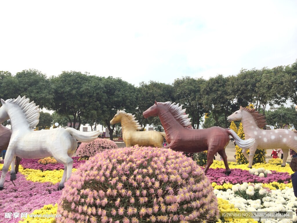 多彩花卉雕塑的梦幻景观