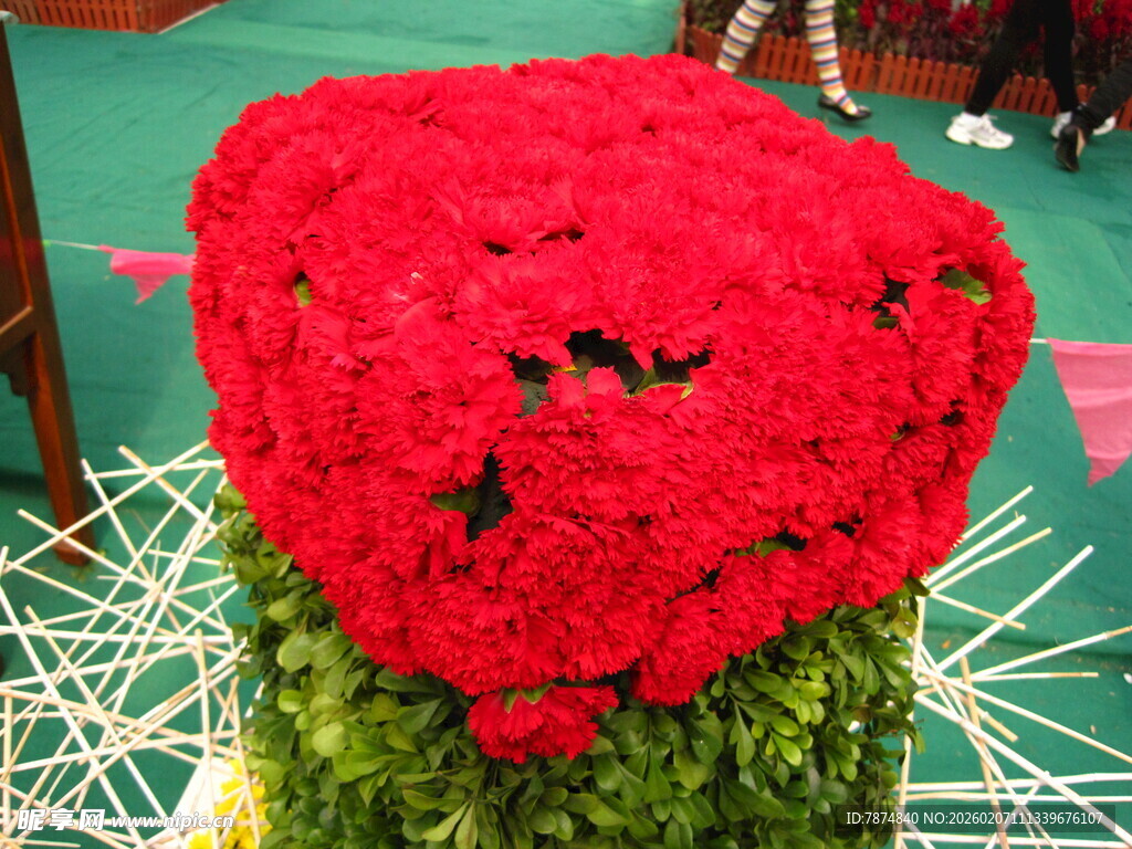 红色花卉造型景观