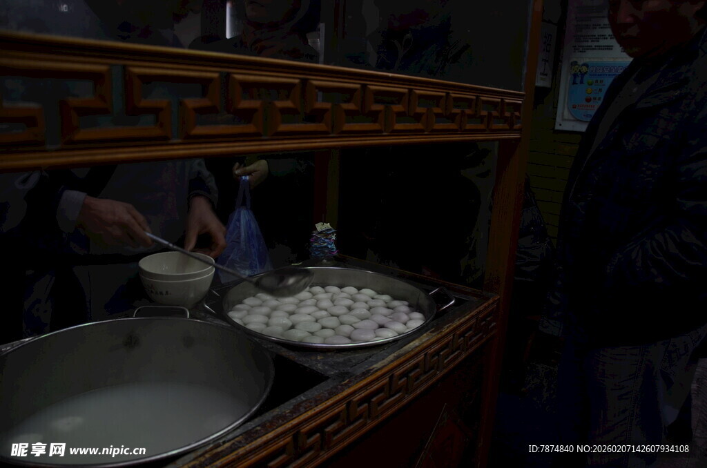 传统厨房场景中的烹饪器具