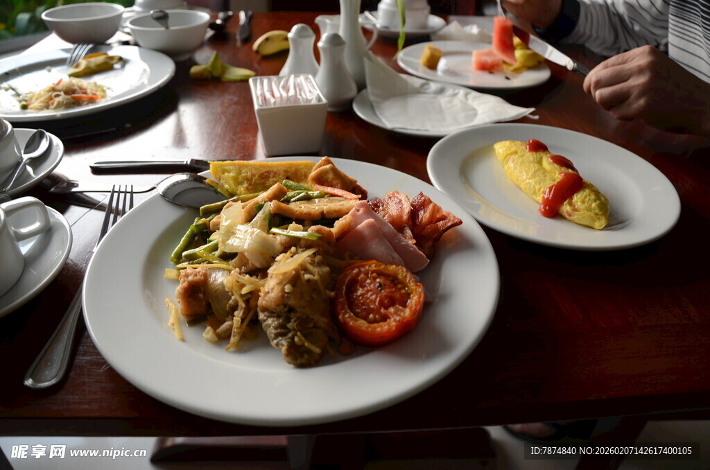 丰盛美味的西式早餐拼盘