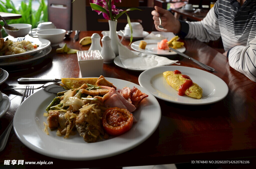 丰盛餐桌美食诱人场景