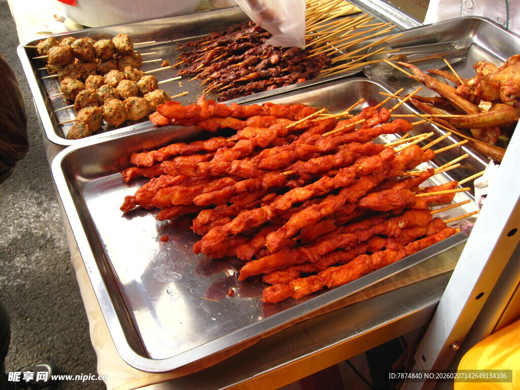 街头美味烤串待品尝