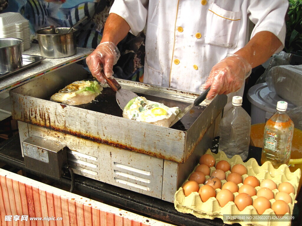 街头制作美味鸡蛋仔