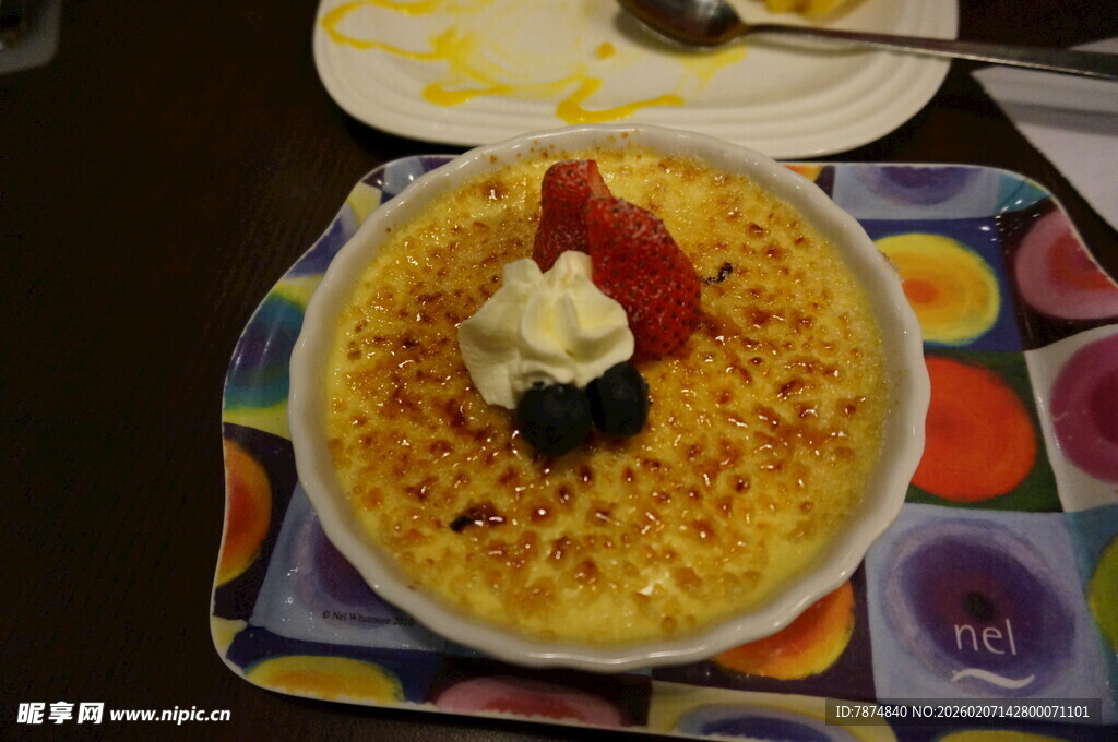 美味焦糖布丁配新鲜水果