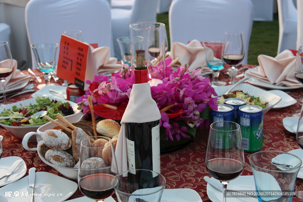 精致餐桌布置与美食美酒