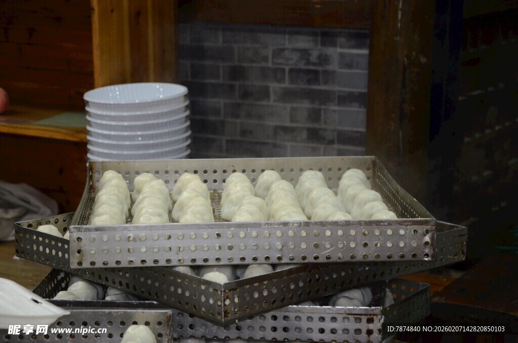 蒸笼里的待蒸白色面点