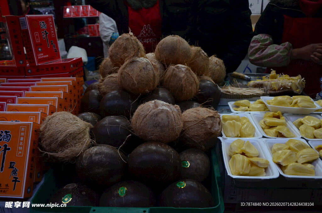 摊位上的多样水果展示