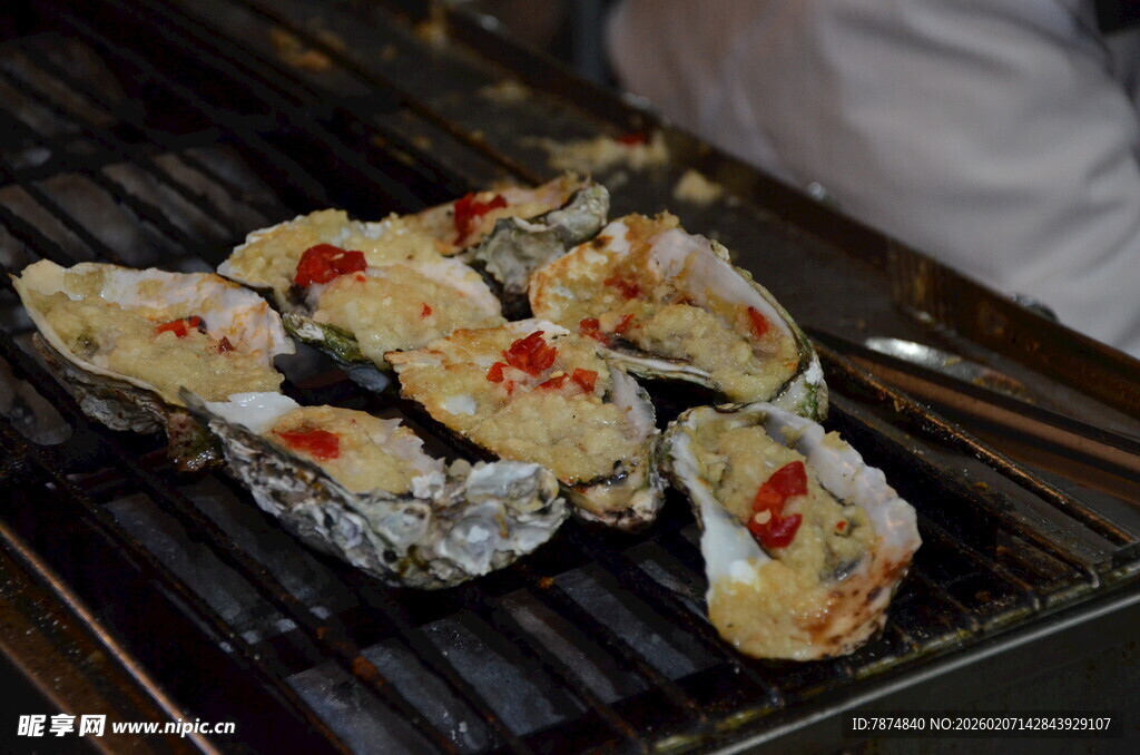 烤架上的美味芝士焗生蚝