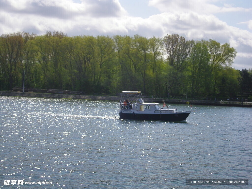 湖上行驶的船只