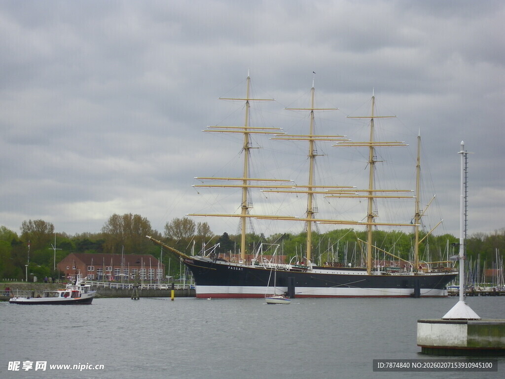 港口中的大型帆船景观