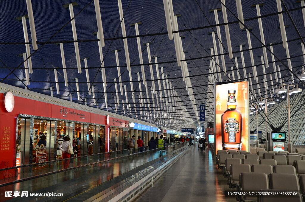 现代高铁站候车大厅景象