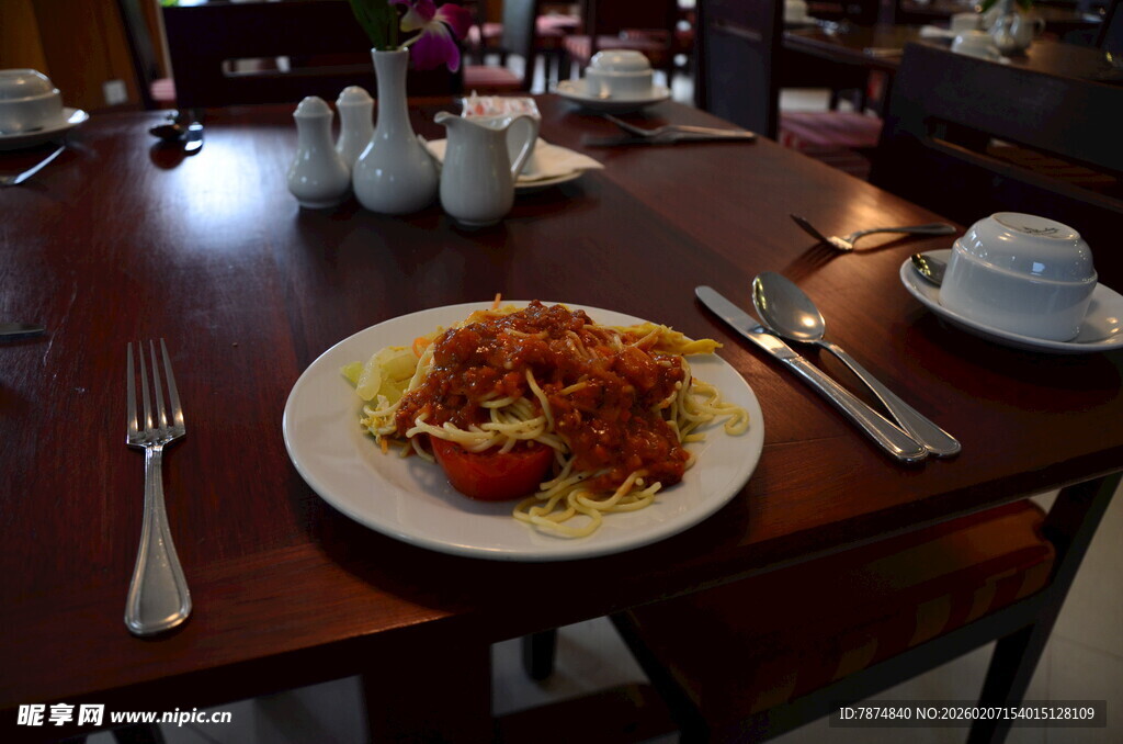 餐桌上的美味意大利面