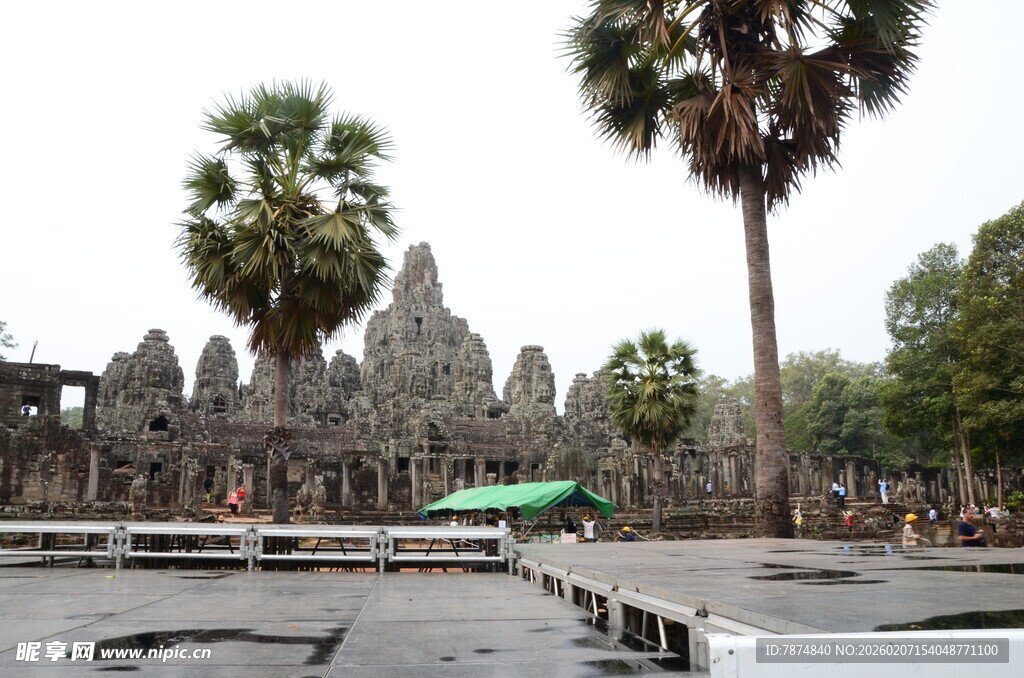 吴哥窟古老建筑与棕榈树