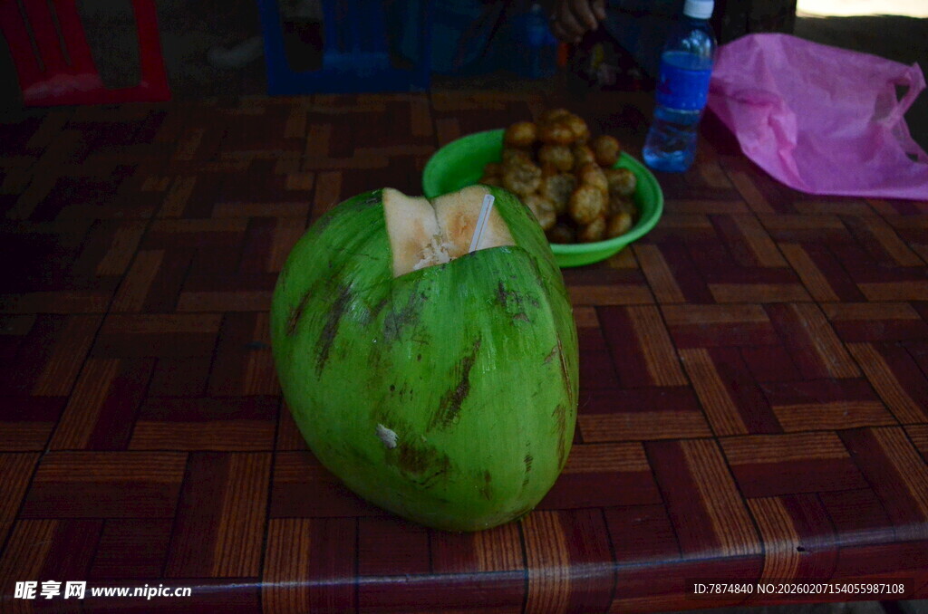 桌上的青椰子及周边水果