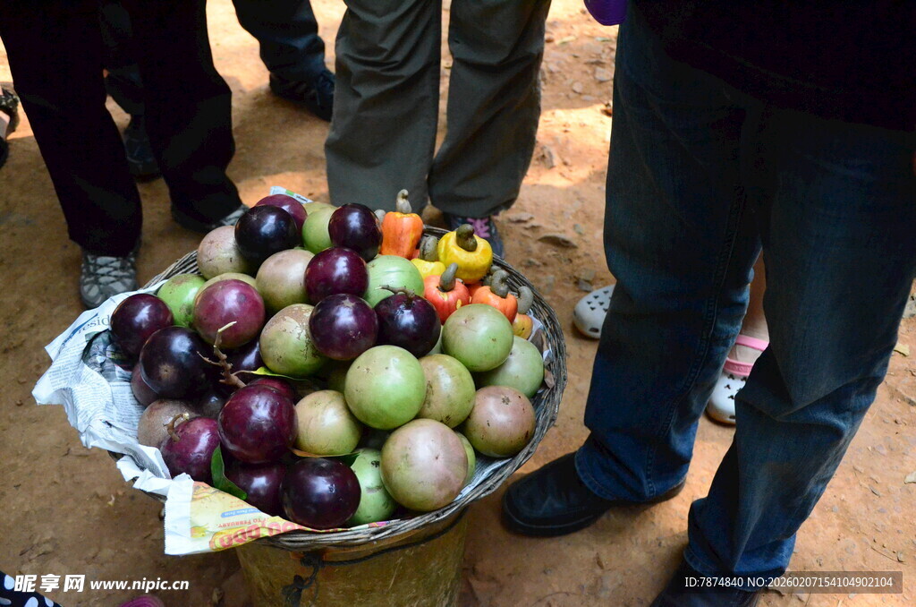 多彩蔬果堆放在地面