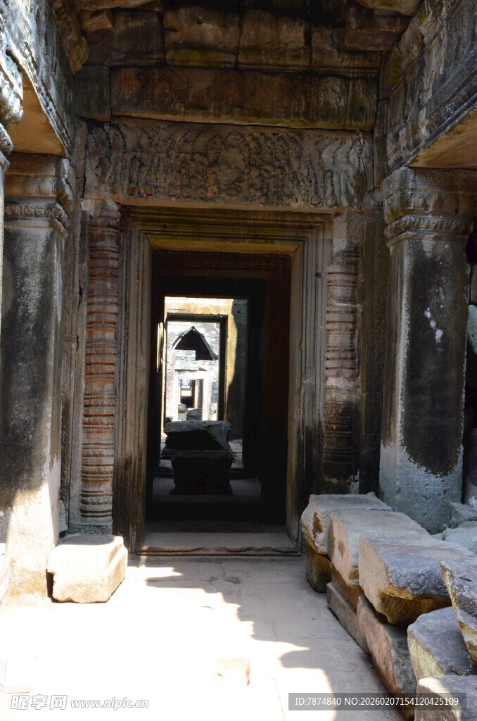 古老庙宇内的光影与石柱