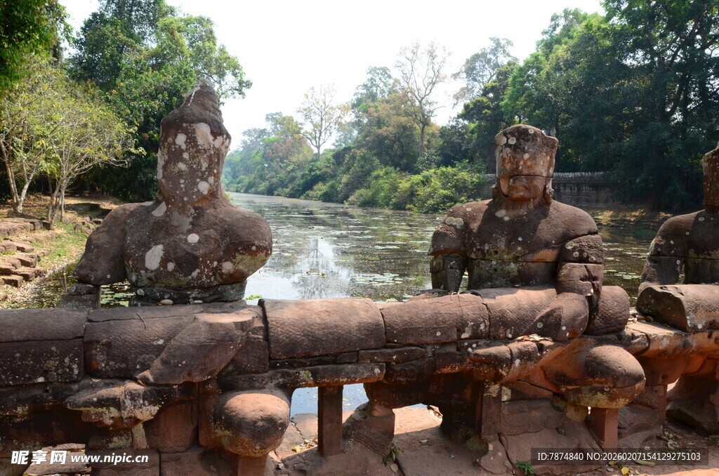 古老河畔的神秘木雕景观