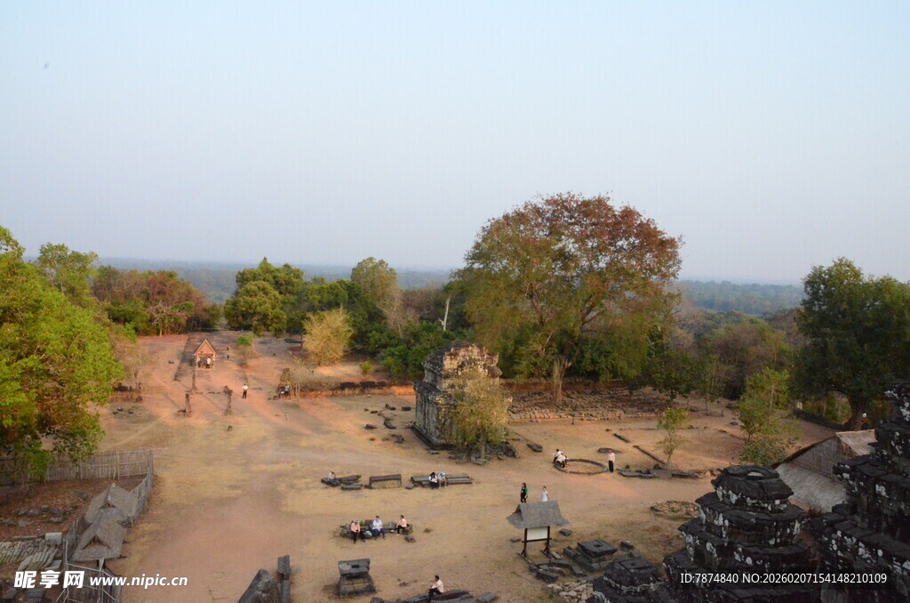 古老遗址的秋日风光