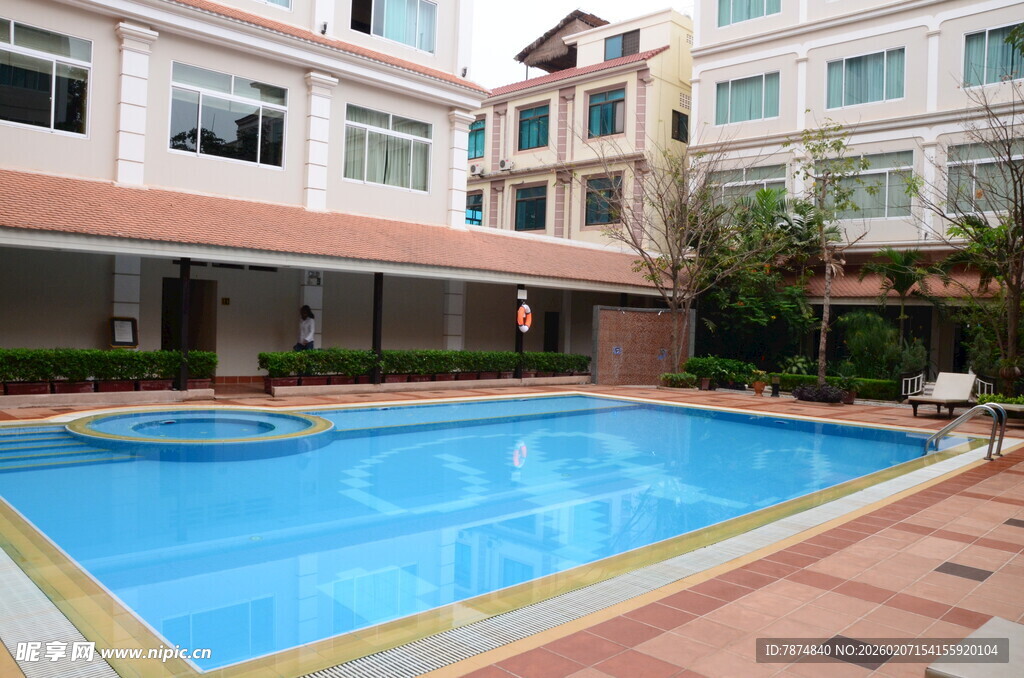 庭院中的蓝色泳池景观