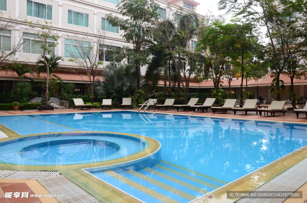 室外豪华泳池及周边设施