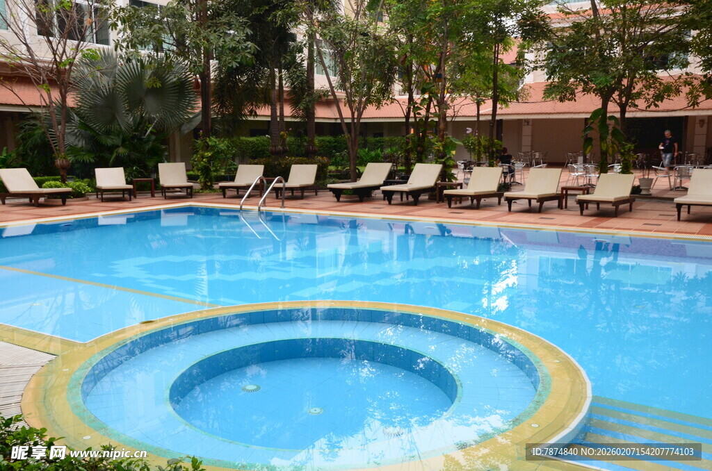 度假泳池边的休闲躺椅