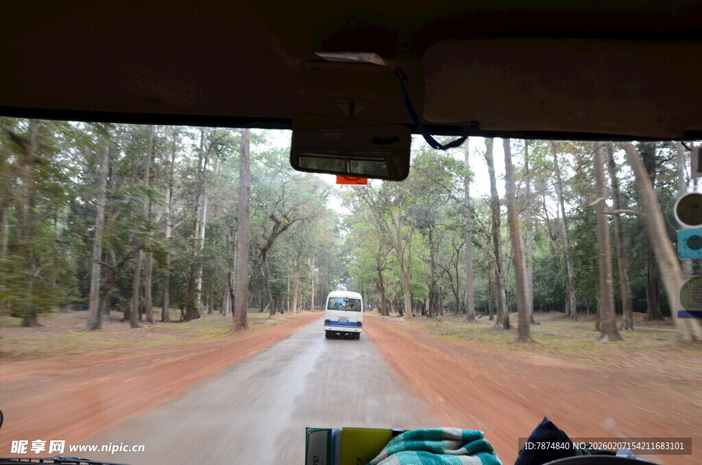 林间红土路驾车行驶景象