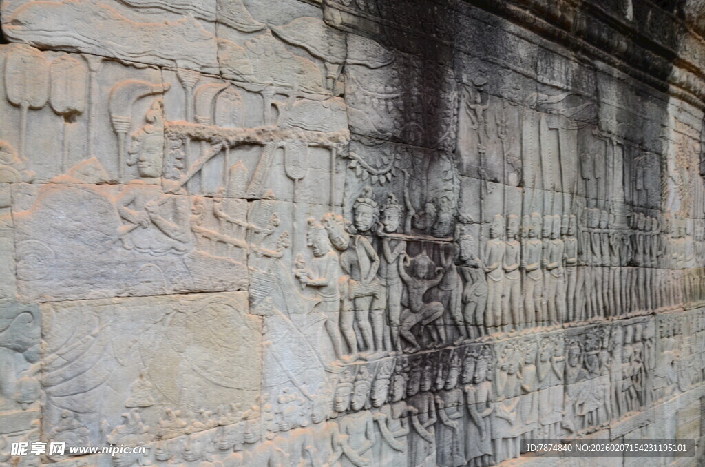 古老石墙刻满岁月痕迹