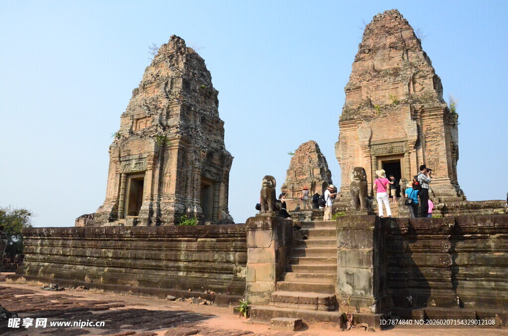 吴哥古迹前的游客身影