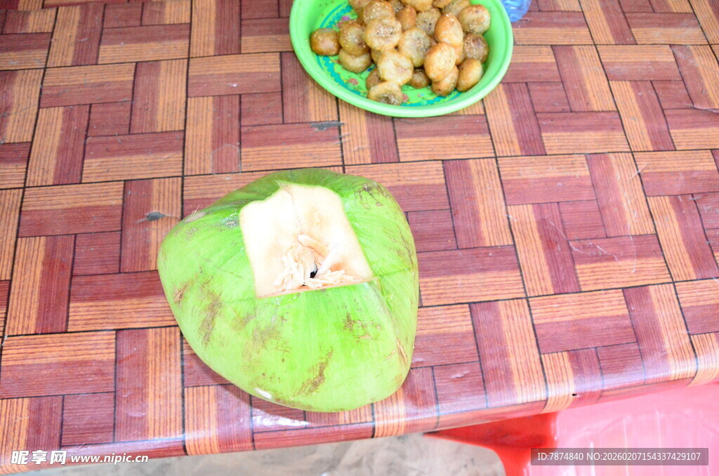 切开的椰子与一盘食物
