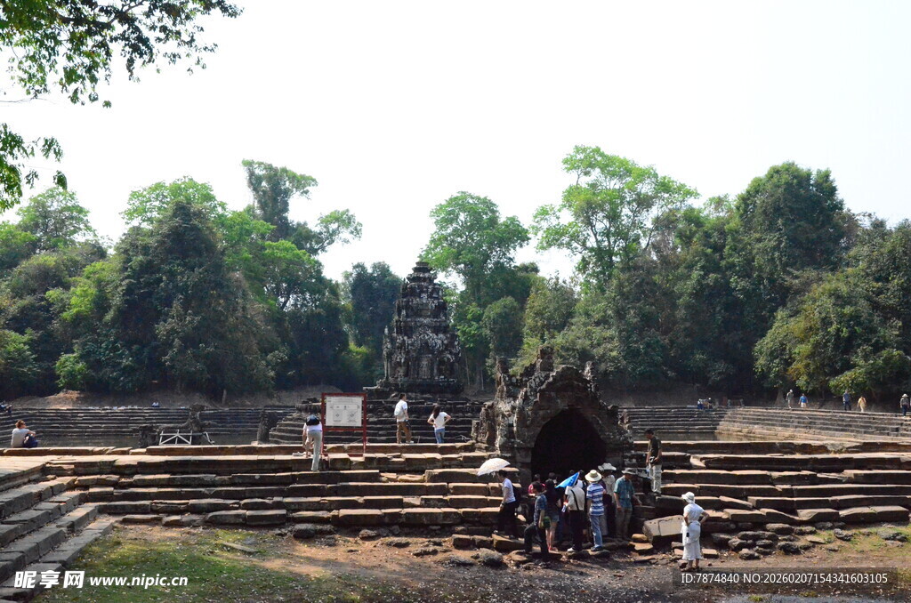 古老遗址处的游客与自然风貌