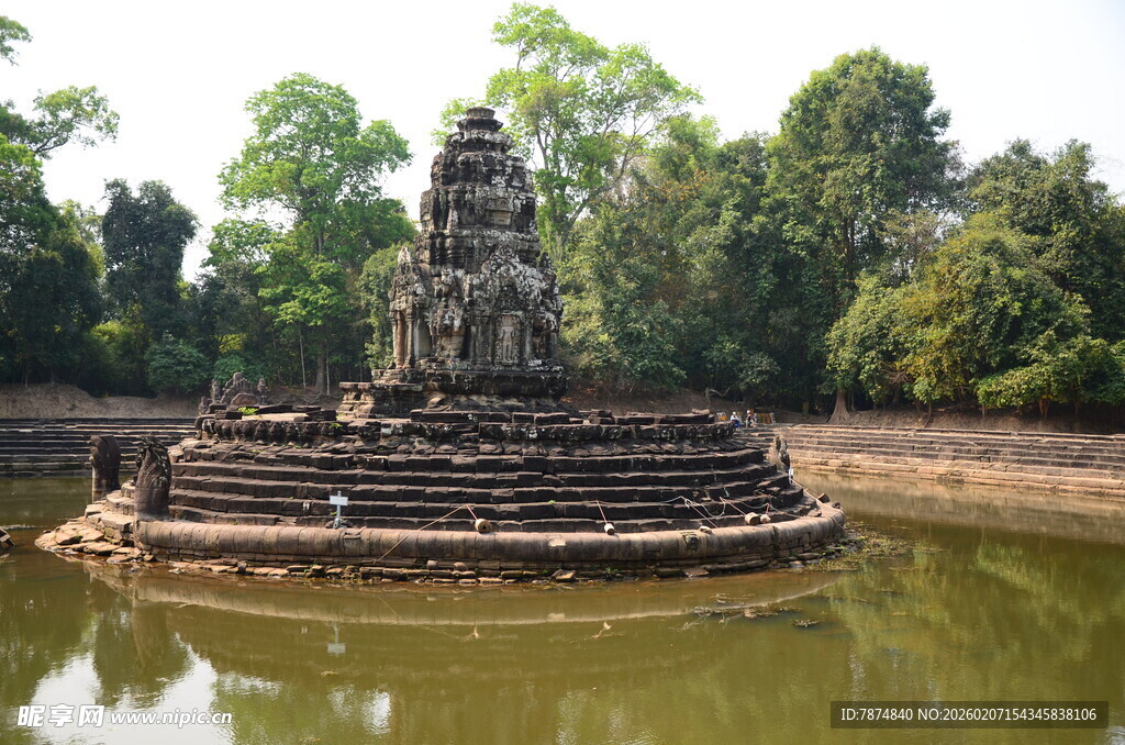 柬埔寨古老水中寺庙景观