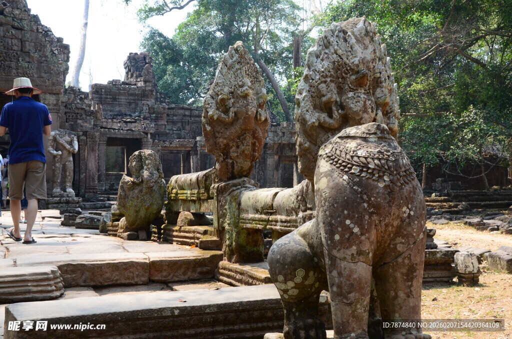 吴哥古迹前的游客与石像