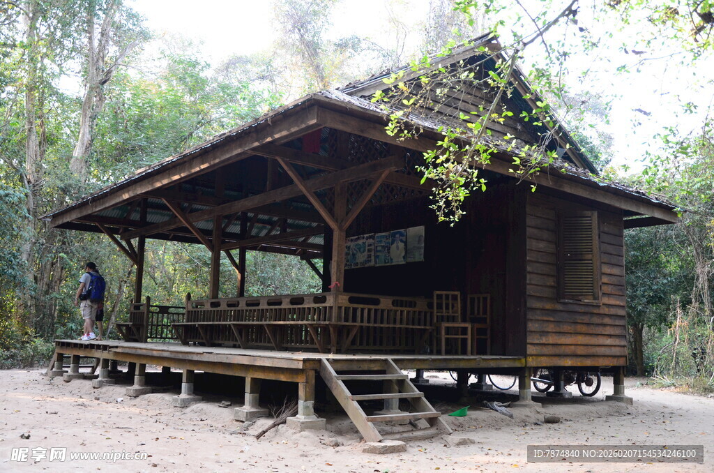 林中木质小屋 静谧闲适