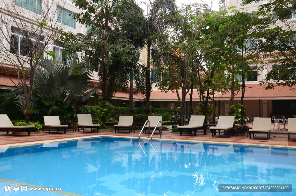 度假酒店的惬意泳池场景