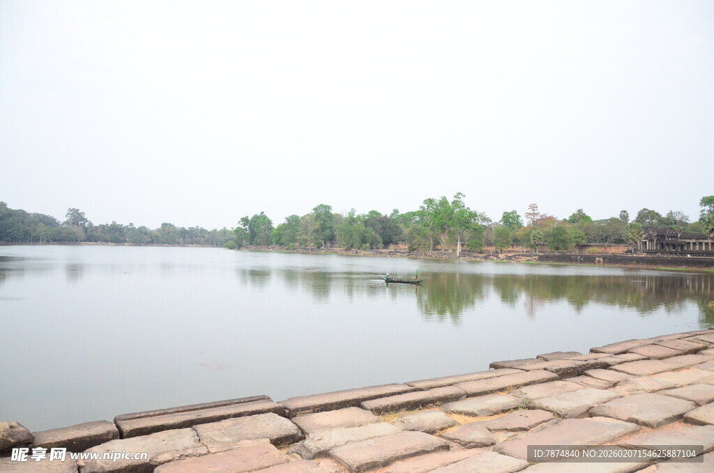 宁静湖畔的砖石岸边景色