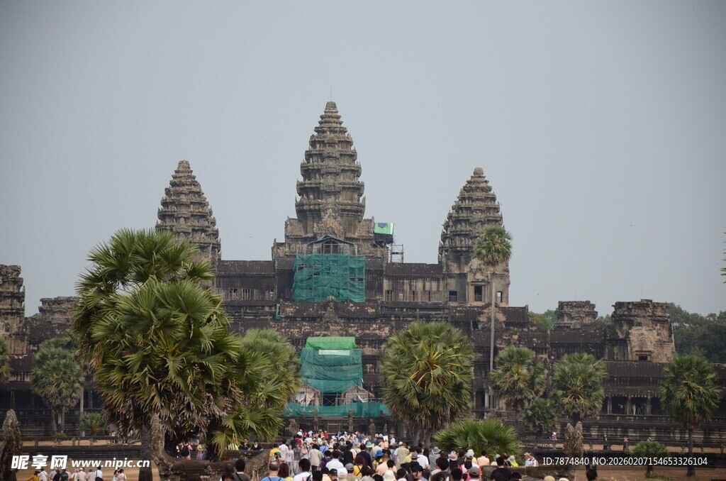 吴哥窟前的热闹场景
