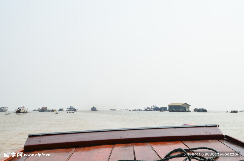 船行江面的开阔景象