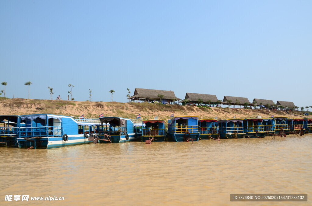 河边停靠的一排蓝色船只