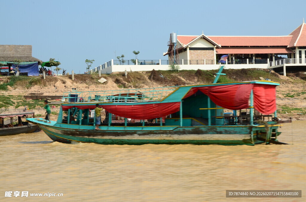 柬埔寨水上的特色船只